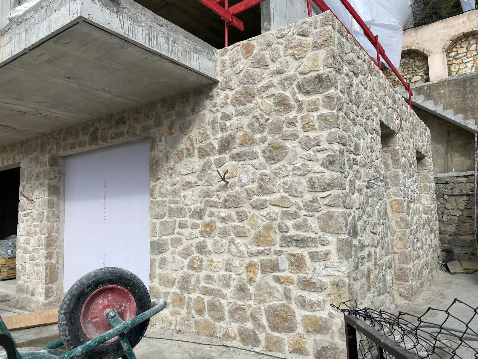 Cantiere in pietra naturale — muratura a corsi irregolari con ponteggio — Costa Azzurra