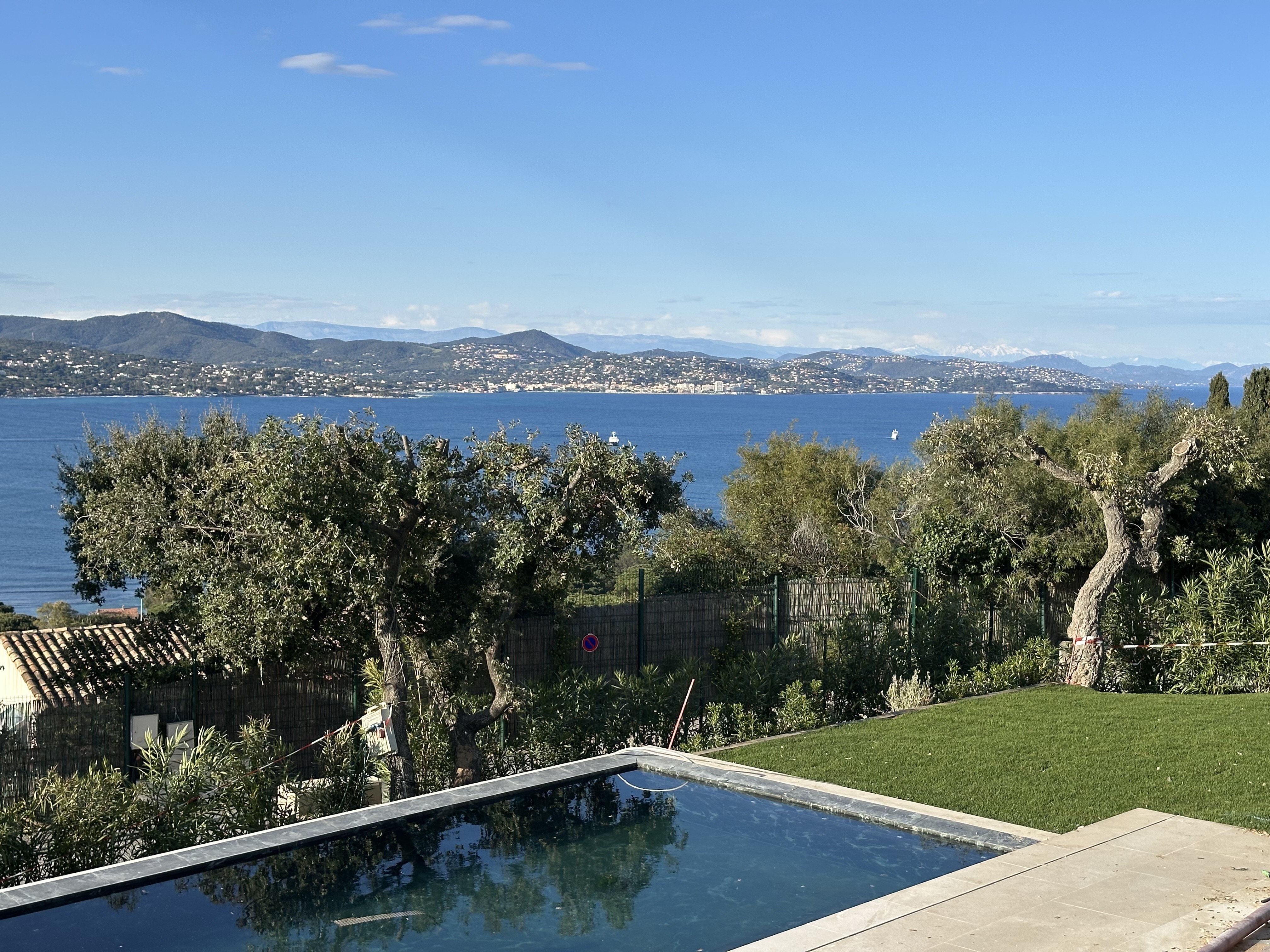 Villa con piscina a sfioro e vista panoramica sul mare — Costa Azzurra, progetto Maison Turquoise Costruzioni