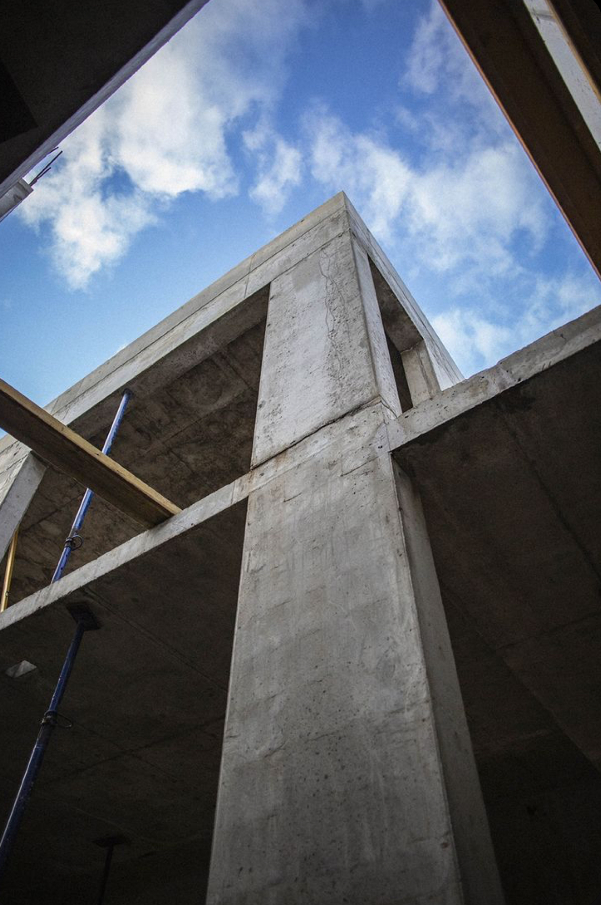 Struttura in cemento armato di nuova costruzione — colonne e solai in opera